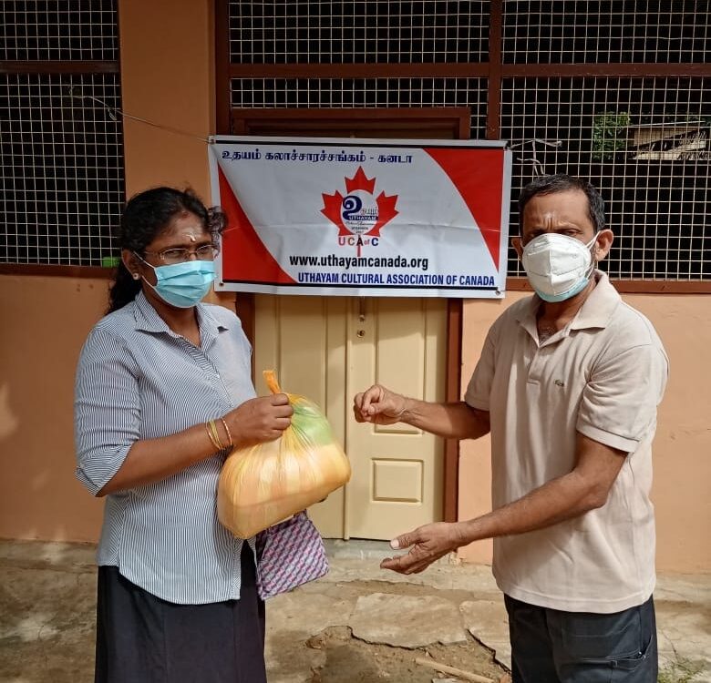 நல்லூர் காசிப்பிள்ளை பாடசாலை மாணவர்களின் குடும்பங்களுக்கு  உணவு பொதிகளை வழங்கினார்.