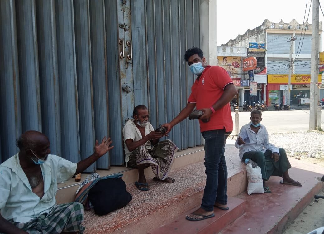 மட்டக்களப்பு மாவட்டத்திலும் , அம்பாறை மாவட்டத்திலும் வீதிகளில் வசிப்போருக்கு சாப்பாடு பார்சல்கள்   வழங்கப்பட்டது