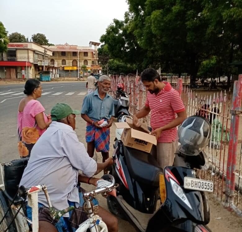 நல்லூர் கந்தனின் சுற்றாடலில் உள்ள வழிப்போக்கர்களுக்கு உணவு பொட்டலம் வழங்கியமை