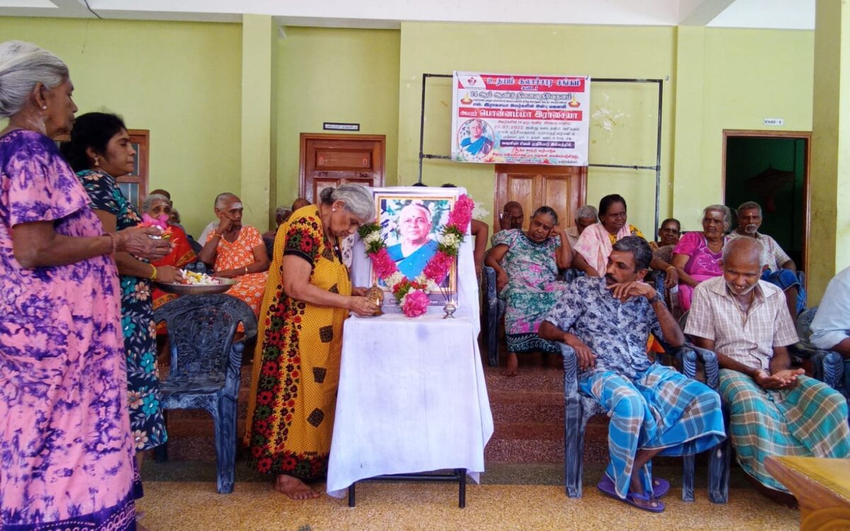 ஸ்ரீசிவகுமார் குடும்பத்தினர்களின் ஏற்பாட்டில் வவுனியா சிவன் முதியோர் இல்லத்தில் சிறப்பு மதிய போசனம் வழங்கப்பட்டது