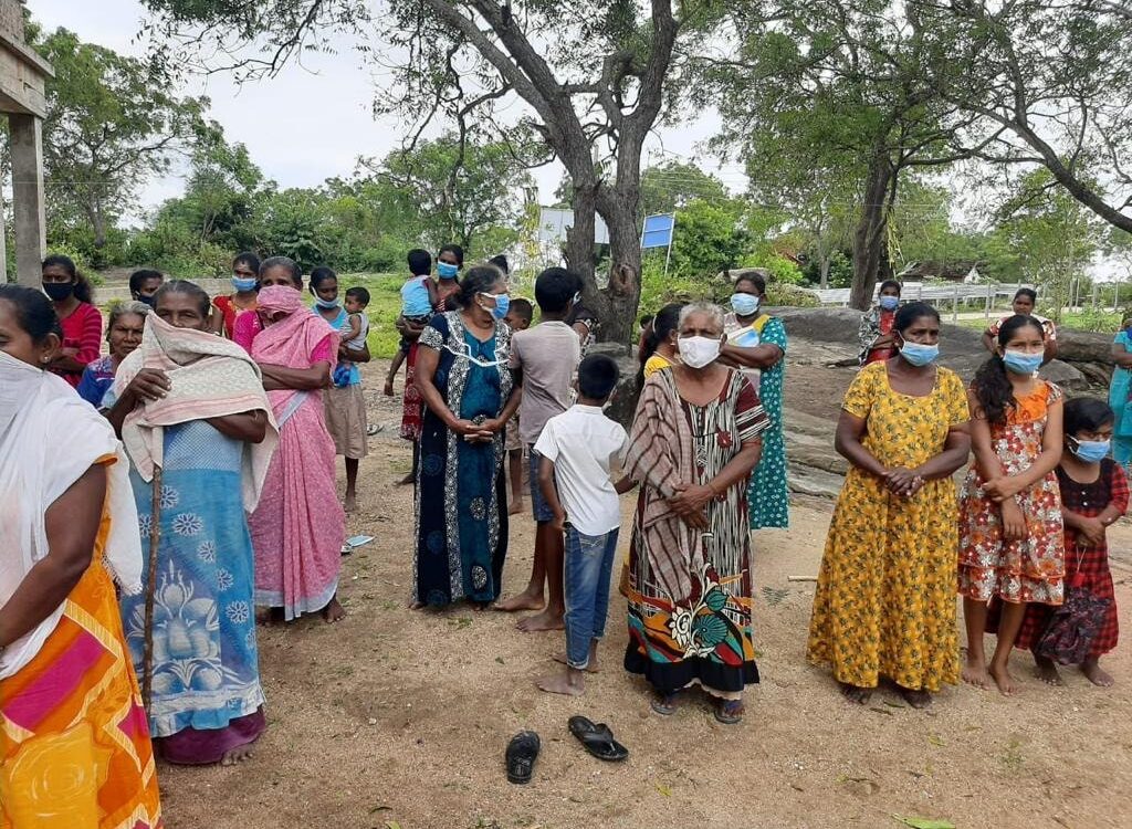 கிழக்கு மாகாணத்தில் மிகவும் பின்தங்கிய கிராமத்தில் வாழும் மக்களுக்கு உணவு நிவாரண பொருட்களை வழங்கினார்கள்