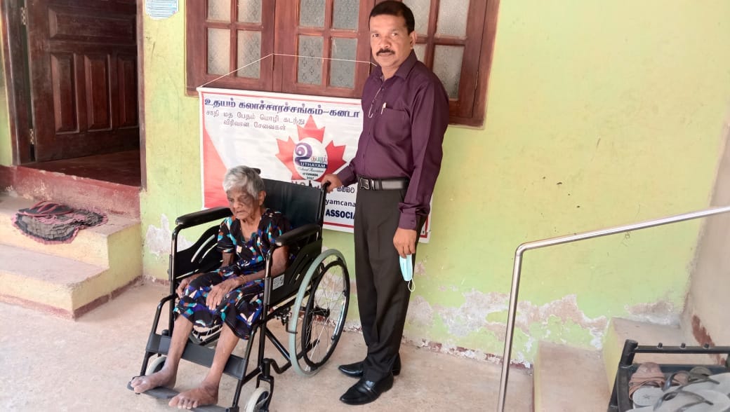 தெனியாய கிராமத்தில் வயதான அம்மாவிற்கு  Wheelchair வழங்கியமை