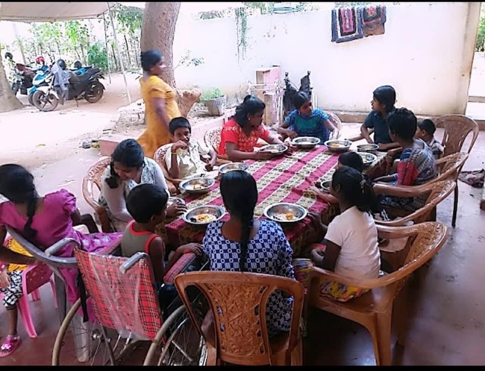 கிளிநொச்சி Special needs network இல்லத்தில் சிறுவர்களுக்கு  மதிய போசனம் வழங்கப்பட்டமை 