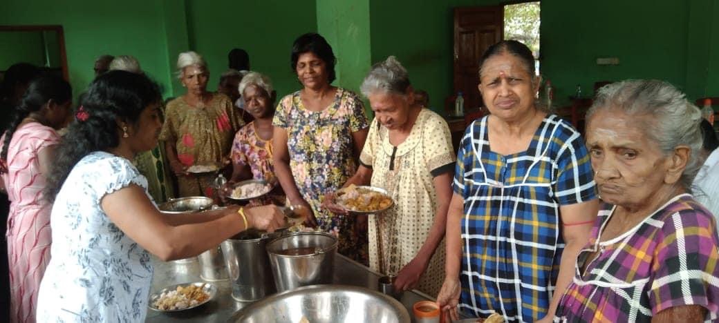 திரு திருமதி விஸ்வநாதன் தம்பதியினரால் சிவன் முதியோர் இல்லத்தில் மதிய போசனம் வழங்கப்பட்டது 